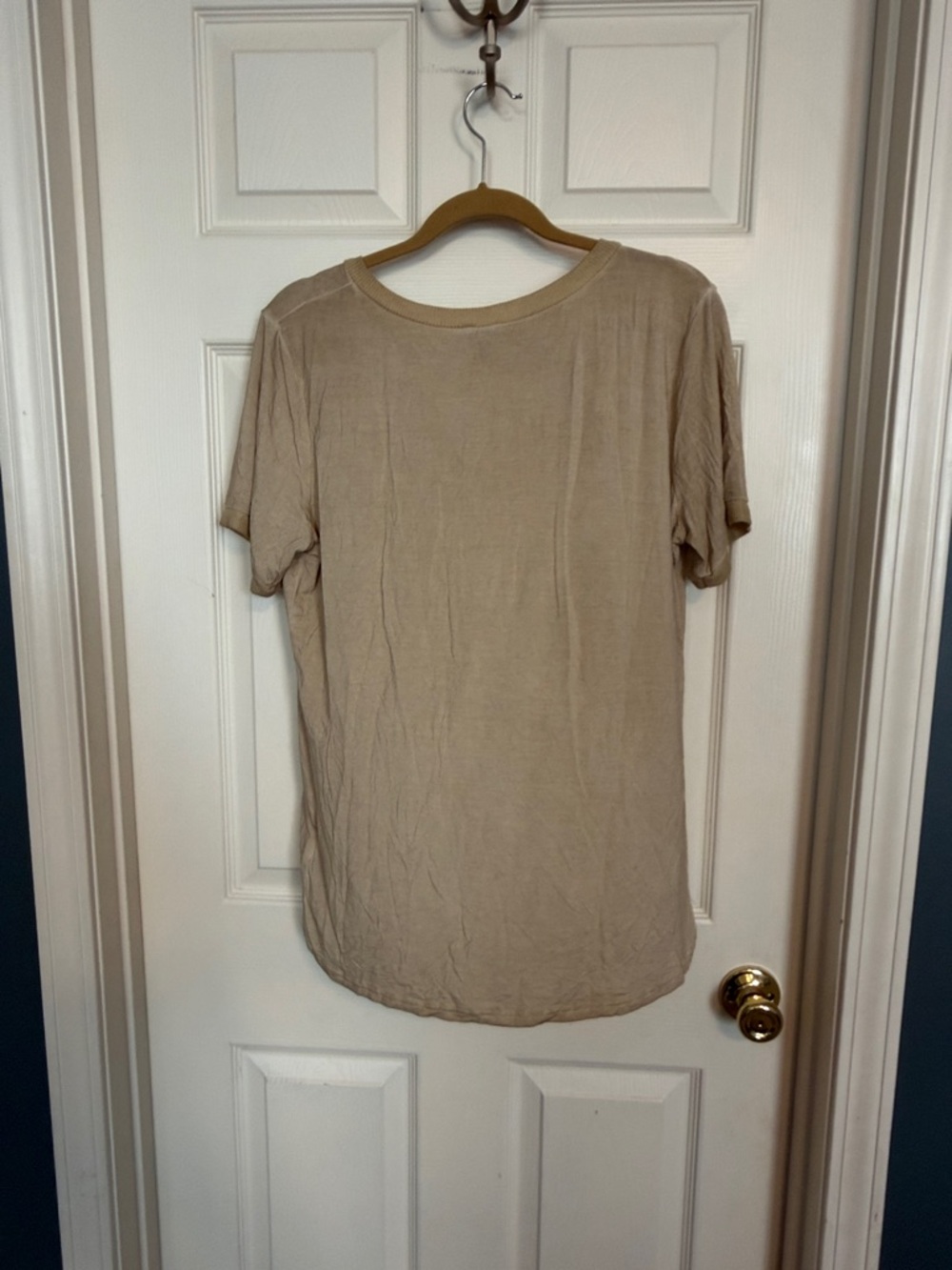 POL NWOT Taupe V‑Neck Short Sleeve Tee with Pocket - Picture 5 of 5